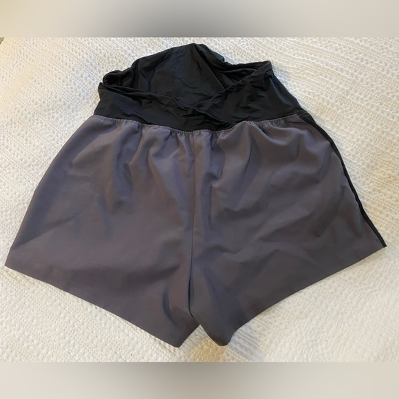 Maternity gym shorts - Picture 2 of 3